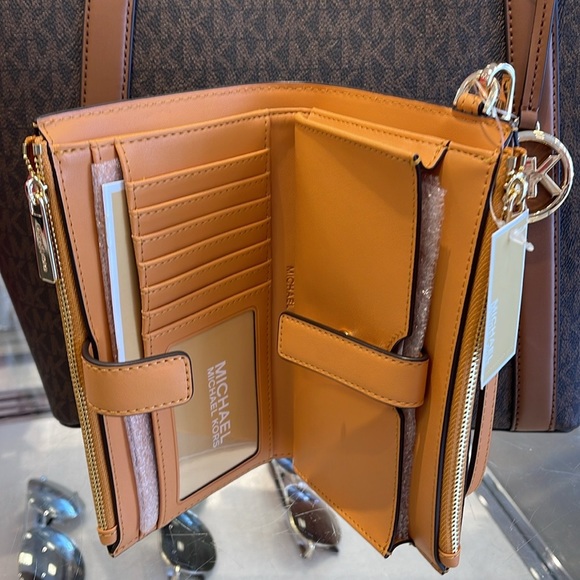 MICHAEL KORS JST LG DOUBLE ZIP WRISTLET WALLET PHONE HOLDER
Cider Multi
NWT - Picture 7 of 16